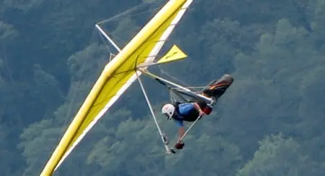 Делтапланерист се блъсна в електропровод, остави без ток 10 села Делтапланерист се блъсна в електропровод, остави без ток 10 села