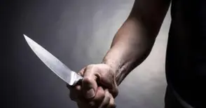 Две момчета нападнали с нож през нощта възрастен мъж в дома му