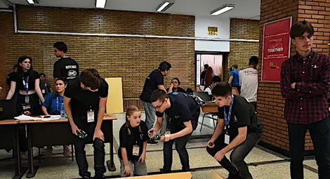 Русенско трио донесе триумф за България на най-голямото международно състезание по роботика