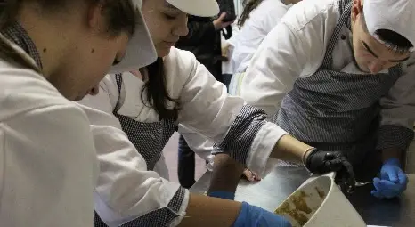 В кухнята на Обретенови: Сладки рецепти, история и памет в учебната практика на ПГ по туризъм - Русе