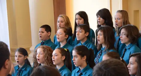 Шпалир от ученици посрещна гостите в най-старата русенска гимназия Шпалир от ученици посрещна гостите в най-старата русенска гимназия