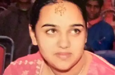 Потрес: Млада учителка горда с брадата си /галерия/