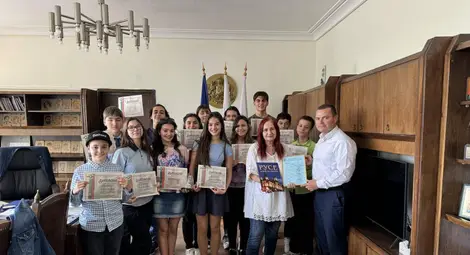 След успеха в Чикаго: Възпитаниците на русенската театрална школа &bdquo;Артистисимо&ldquo; се срещнаха с кмета Пенчо Милков