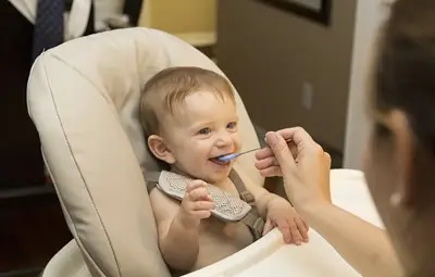 Британски диетолози препоръчват бебетата да бъдат захранвани с броколи и спанак