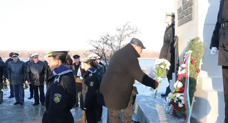 Висшето военноморско училище отбеляза 145 години от създаването си  с тържествена церемония пред Паметника на моряка в Русе