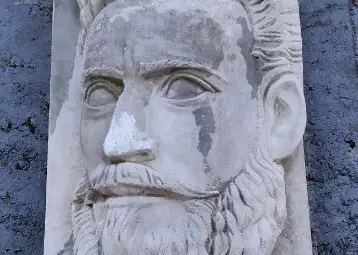 Барелефът на революционера в началото на кръстения на него булевард в Русе.