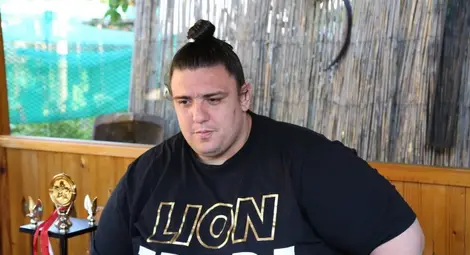 За живота и дилемата на един български сумист в Япония За живота и дилемата на един български сумист в Япония