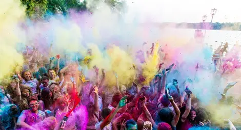 Цветен прах обсипа кея на младежки фестивал Цветен прах обсипа кея на младежки фестивал