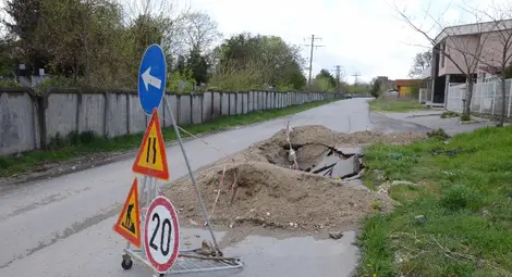 Лошо строителство отвори три метра ров на гаранционен път