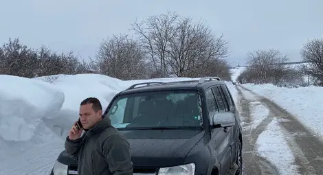 Кметовете на Русе и Николово участваха заедно в разчистването на пътя до Дома за стари хора с селото