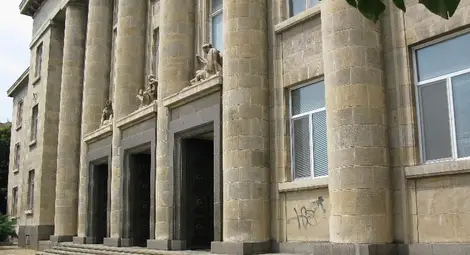 Рецидивист се облекчи посред бял ден на Съдебната палата Рецидивист се облекчи посред бял ден на Съдебната палата