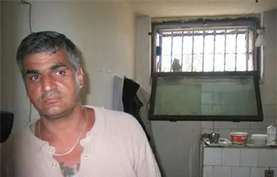 Убиец с доживотна присъда напада надзиратели