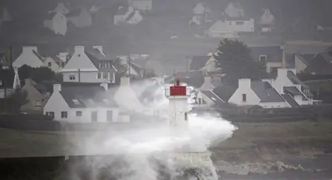 Буря остави без ток стотици хиляди