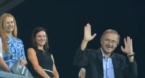 Дерменджиев дебютира с цветя и равенство