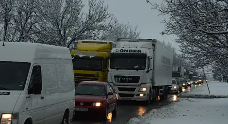 Стотици тирове задръстиха Дунав мост след 6-часова снежна тапа край Бяла