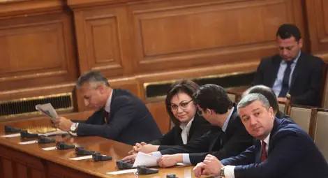 Парламентът излезе в кратка почивка, барикадата на сестрите скара депутатите Парламентът излезе в кратка почивка, барикадата на сестрите скара депутатите