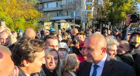 Крум Зарков беше в центъра на събитията при закриването на предизборната кампания на Румен Радев и Илияна Йотова на 11 ноември миналата година в Русе. Снимка: Архив Крум Зарков беше в центъра на събитията при закриването на предизборната кампания на Румен Радев и Илияна Йотова на 11 ноември миналата година в Русе. Снимка: Архив