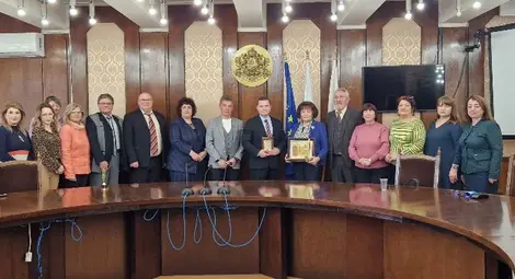 Два учителски синдиката се разгневиха, Община Русе се извини и поправи грешката