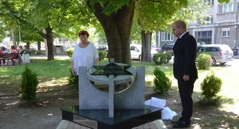 Зам.-председателят на регионалната организация на &bdquo;Шалом&ldquo; Стела Дионисева и кметът Пламен Стоилов откриха паметния знак. 				   Снимка: Красимир СТОЯНОВ