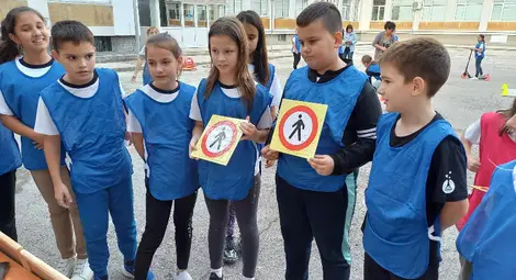 Състезание "Спазвам правилата за безопасно движение" в русенското училище "Възраждане" /галерия/