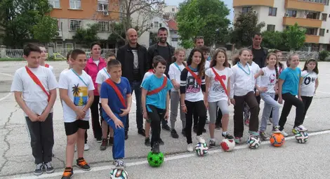 Звездите на &bdquo;Дунав&ldquo; подариха топки на децата от &bdquo;Отец Паисий&ldquo;