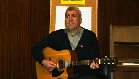 Поет с китара гостува на празник на четенето