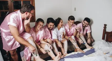 Тя няма приятелки, кани всички мъже на... моминско парти Тя няма приятелки, кани всички мъже на... моминско парти