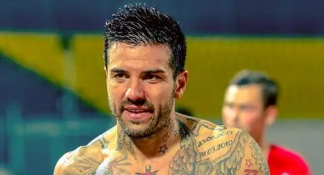 Чудо! Благо се разкая, маха татуировките!