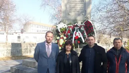 Ценовчани поднесоха цветя на Отряда на обречените в Брезник
