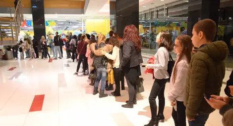 И бебета се наредиха за автограф и снимка с Криско