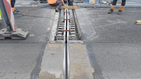 Монтира се отводнителният колектор на Дунав мост при Русе