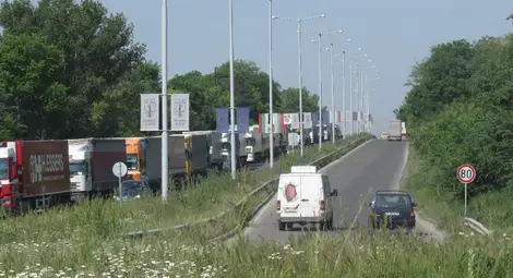 Огромни опашки от камиони на Дунав мост и другите ГКПП-та заради подмяна на софтуера /галерия/