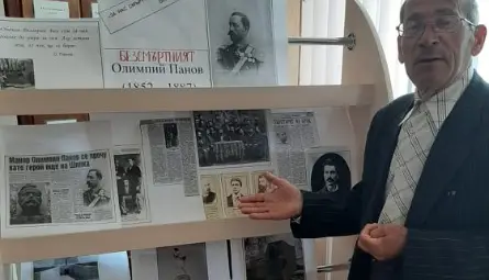 Журналистът пред изложбата с материали за живота и делото на Олимпи Панов, която сам е подредил в читалището.    Снимка: Димитър БОРИМЕЧКОВ