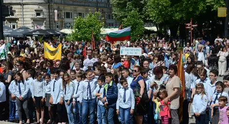 &bdquo;Върви, народе възродени&ldquo; събра на площада стотици малки и големи