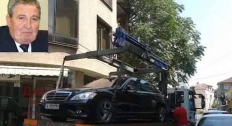 Паяк вдигна скъпарския мерцедес с 6 деветки в номера на строителен бос 