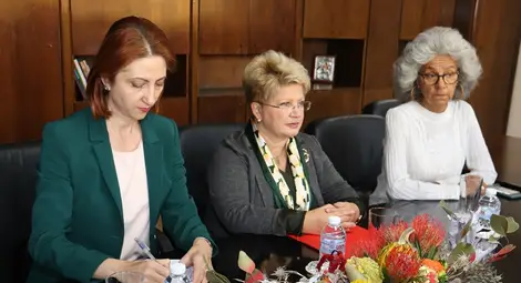 Посланик Бръндуша Предеску /в средата/