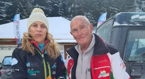 Най-възрастният практикуващ скиор у нас Иван Раев посрещна вицепремиера Николова.