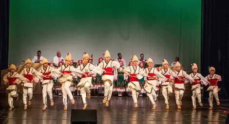 С мед ли посрещате децата ни, питат родители на бързащи за репетиции на &bdquo;Зорница&ldquo; момичета и момчета