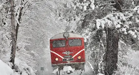 Движението на влаковете в два участъка на страната е прекъснато поради тежките зимни условия