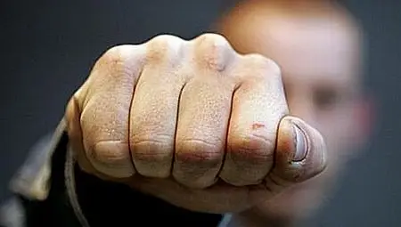 Тактуване с вилица и нож по чинията довело до счупени очила