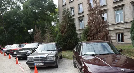 Изложба на ретро автомобили показва класически коли от различни епохи в Русенския универтитет