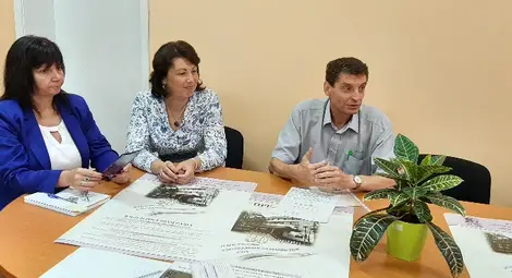 Искра Иванова, Сияна Мандажиева и Николай Чакъров разказват историята на училището. Снимка: СУПНЕ &bdquo;Фридрих Шилер&ldquo;