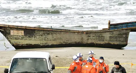 Лодка с 8 скелета се появи край бреговете на Япония Лодка с 8 скелета се появи край бреговете на Япония