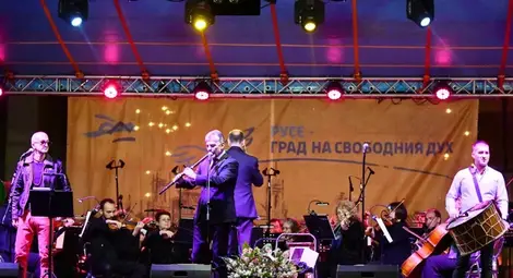 Дони, Нети и Кавалджия номер 1  Теодосий Спасов възхитиха русенци