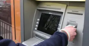 Дядо 4 пъти ходил до банкомат да тегли пари за телефонисти