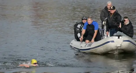 Теодор преплува 200 метра в ледените води за 3-4 минути, придружен от екип в лодка.