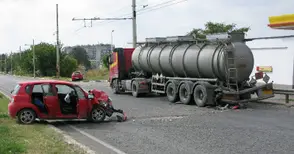 „Шевролет“ се натресе в цистерна до „Шел“