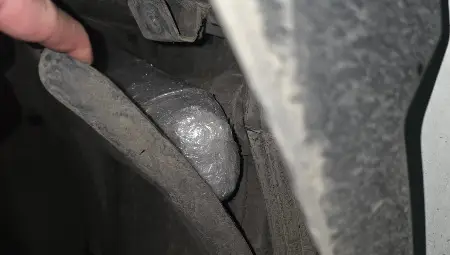 103 800 недекларирани евро установиха при проверка на товарен автомобил митнически служители от Русе