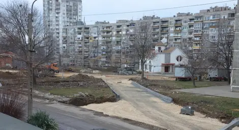 Стари къщи на Жилфонд бяха съборени в &bdquo;Родина&ldquo;, където започна изграждането на кръгово кръстовище и нови улици.                                                                                       Снимка: Бисер ТОДОРОВ