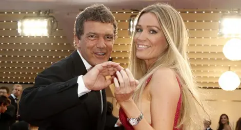 Антонио Бандерас се появи на червения килим в Кан с нова жена